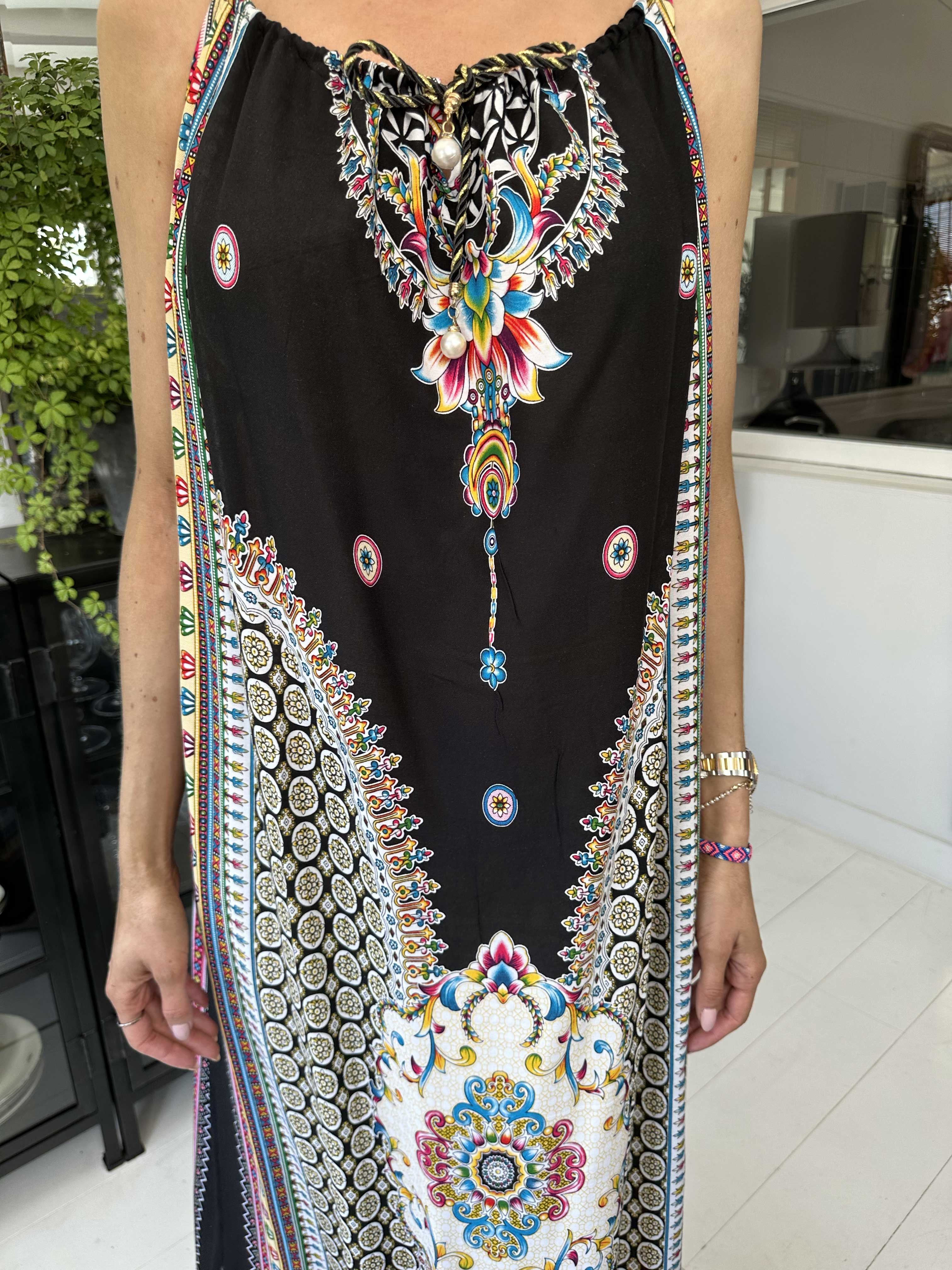 Elina - Lang farvet mønstret kjole med snoet stropper